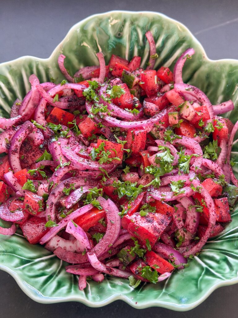 Turkse sumak salade met rode ui, tomaat, komkommer en peterselie