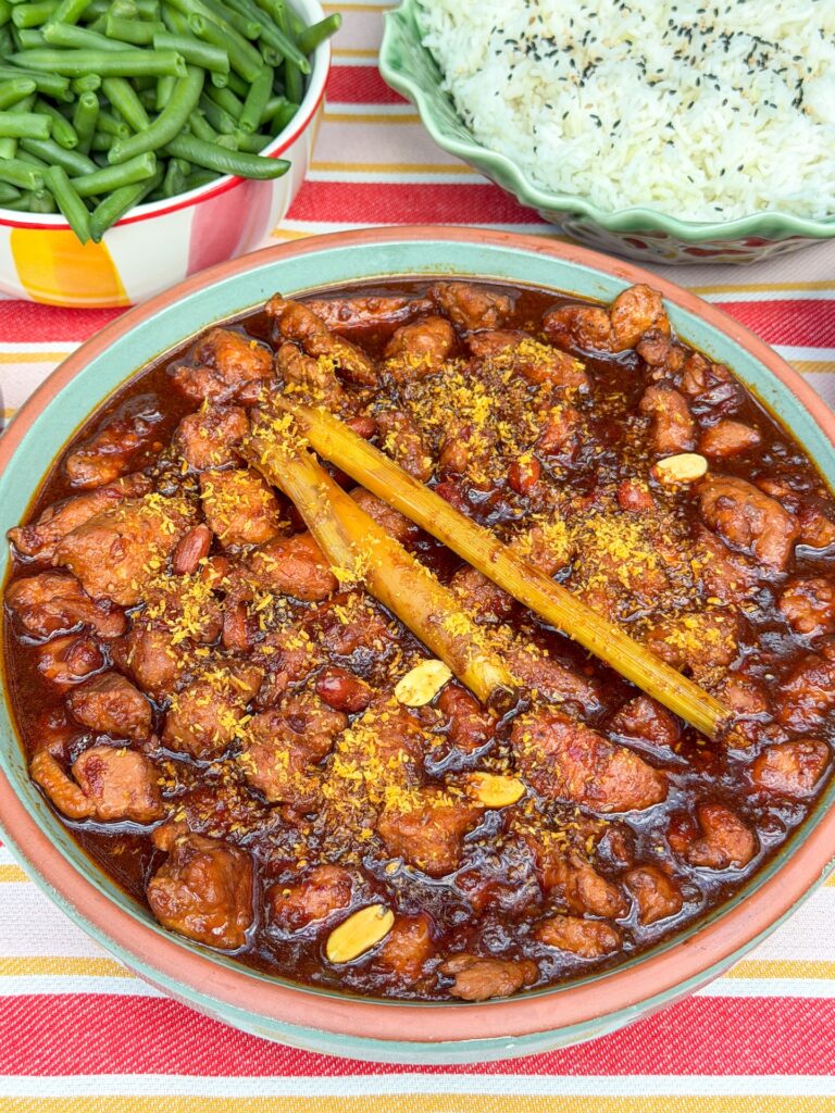 Ajam smoor met malse kip in een smaakvolle ketjapsaus