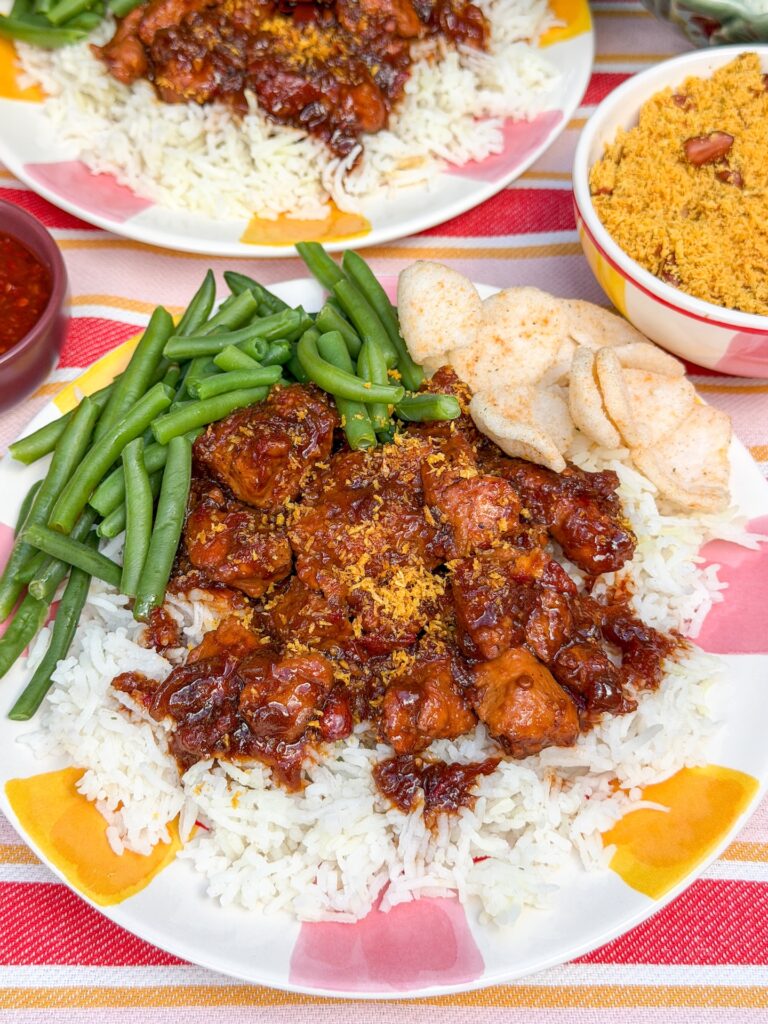 Indische kip (ajam smoor) met rijst en sperziebonen
