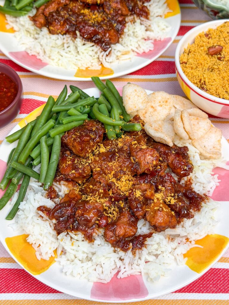 ajam smoor met seroendeng, rijst, kroepoek en sperziebonen