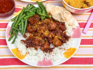 Ajam smoor met malse Indische kip, rijst en sperziebonen