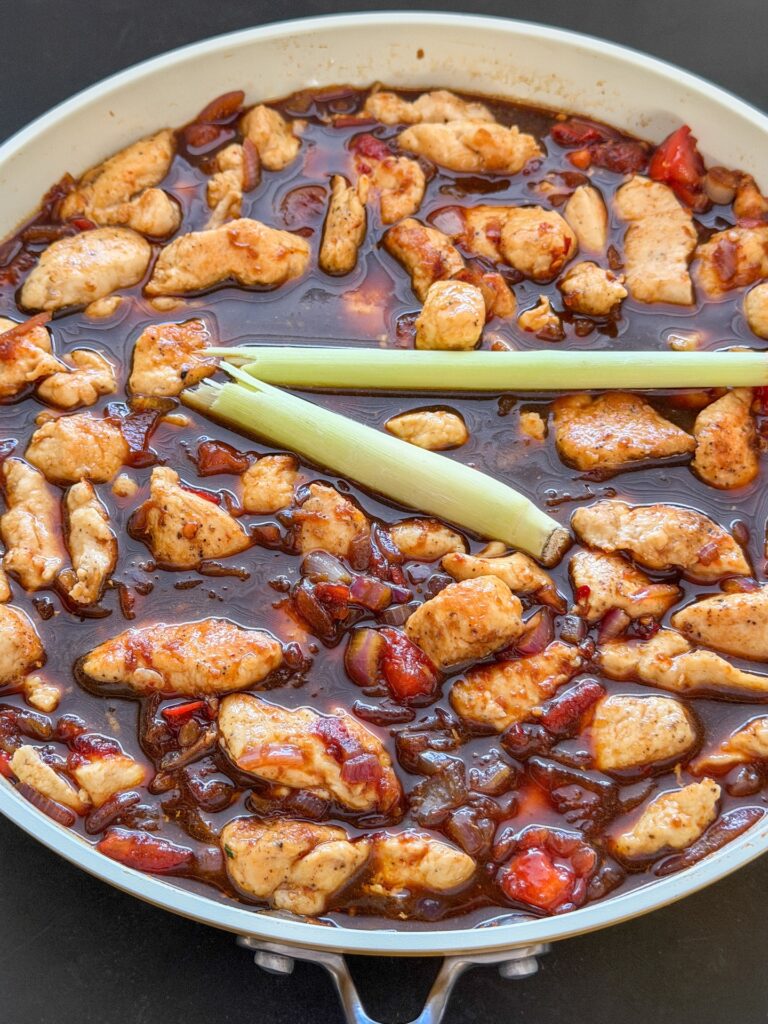 Kip in de ketjapsaus met sereh voor ajam smoor