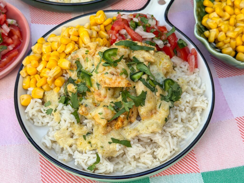 Romige Mexicaanse kip met groente salsa en rijst uit weekmenu 37 van Familie over de Kook