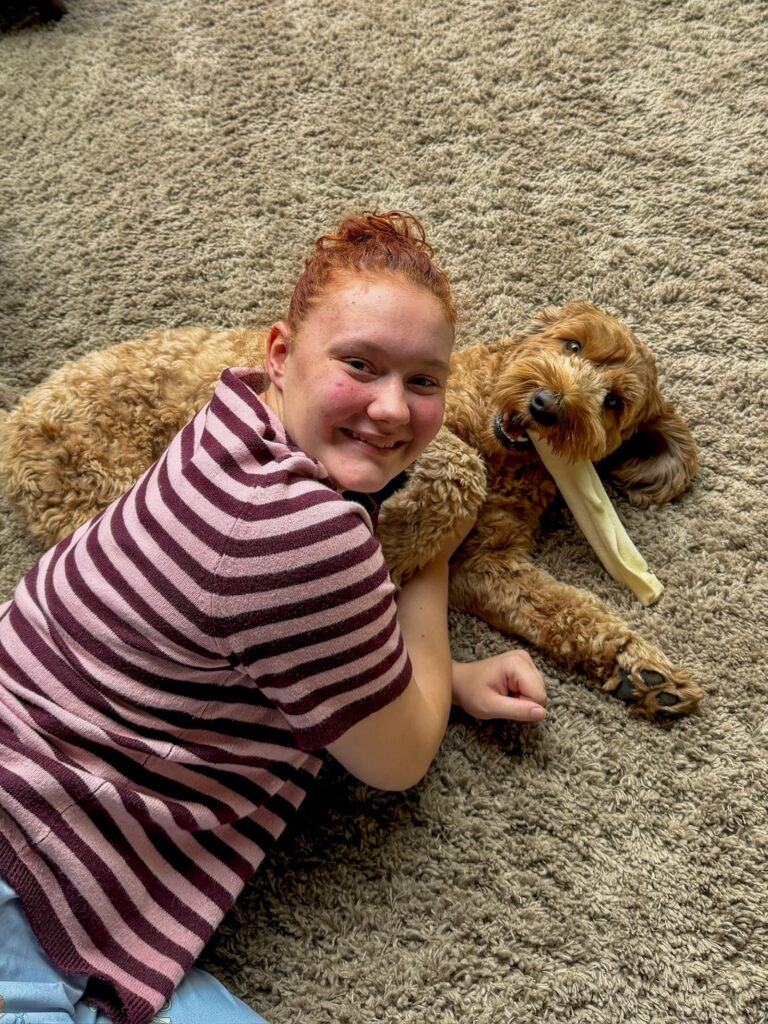Amaranthe knuffelt met teun op de grond