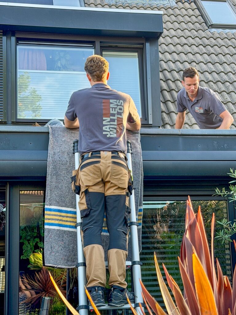 Bouwmannen zijn bezig op het dak