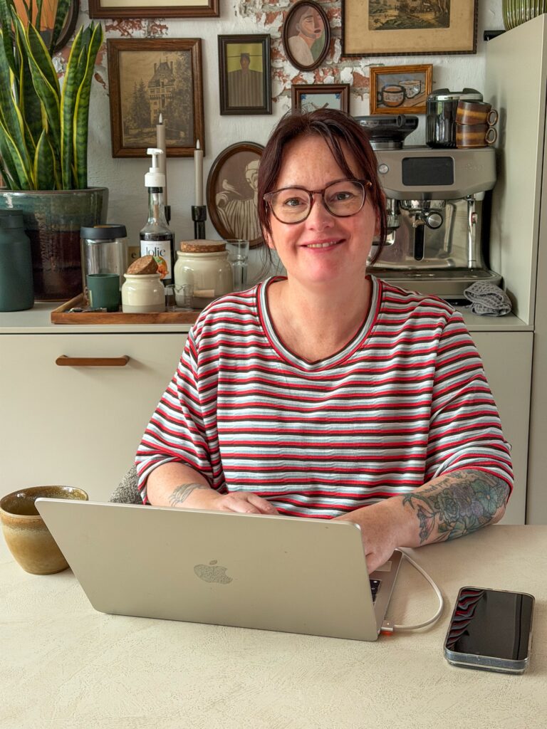 Marie Louise werkt achter de laptop