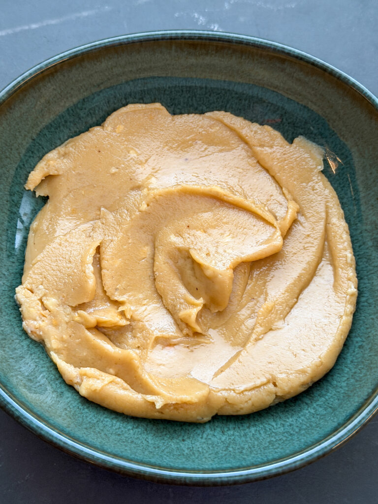 cashewpasta gemaakt van fijngemalen cashewnoten en kokosmelk