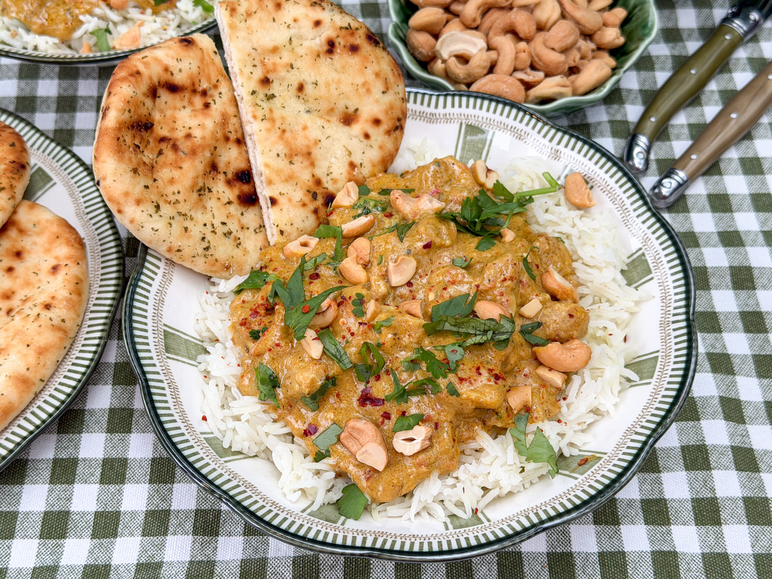 romige kip korma recept met kippendij, cashewnoten, rijst en naan