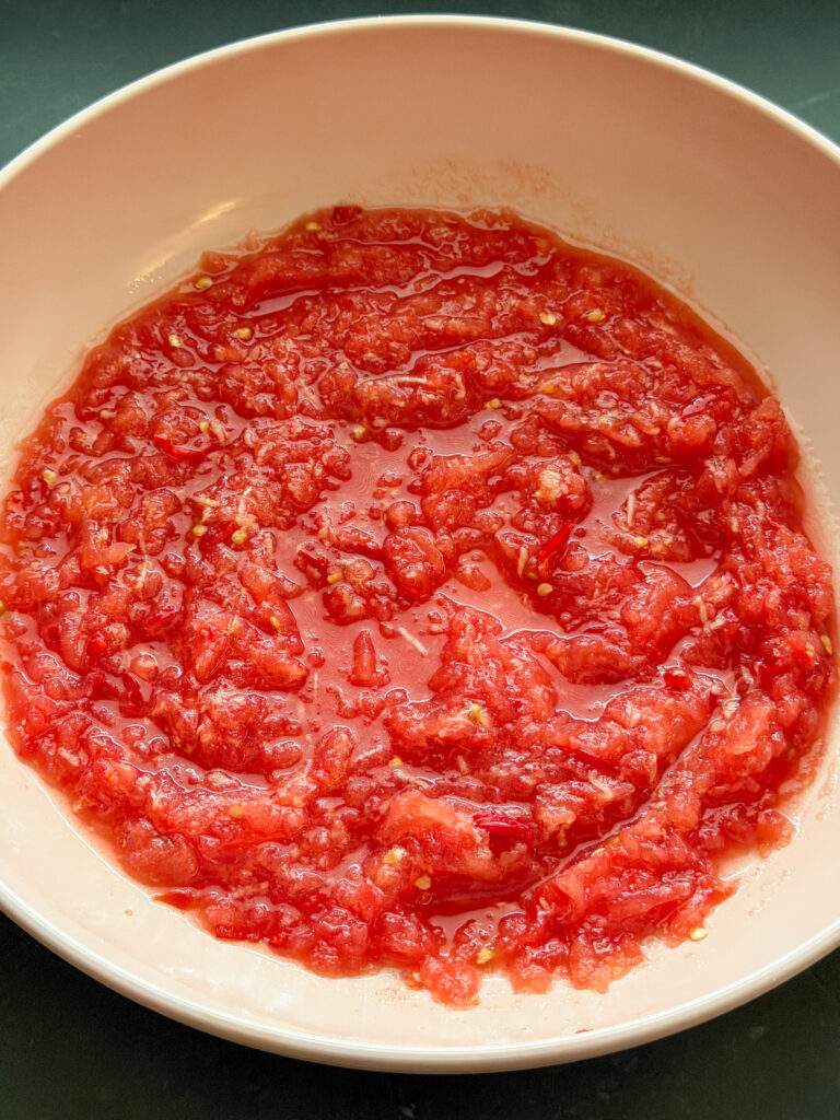 geraspte tomaten gemengd met rode peper, knoflook en gember