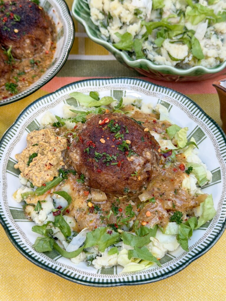 gehaktballen in mosterdjus geserveerd met andijviestamppot en extra mosterd