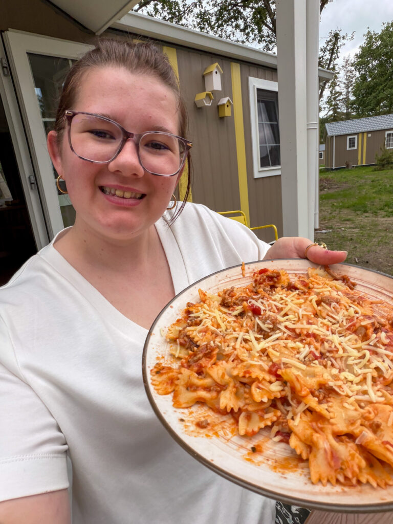 Beaudine houdt bord met pasta vast