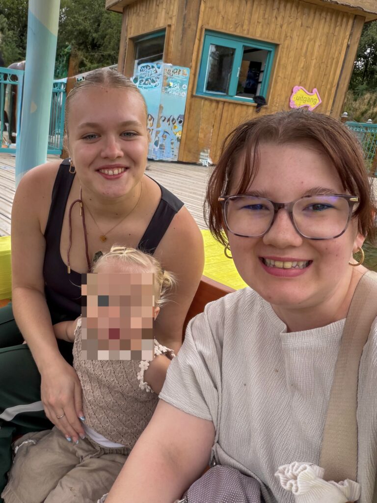 Beaudine en Sjoera zitten in een attractie