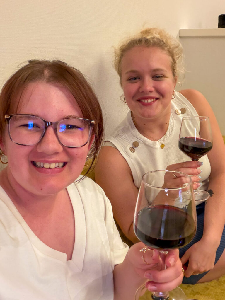 Beaudine en Sjoera op de bank met een wijntje