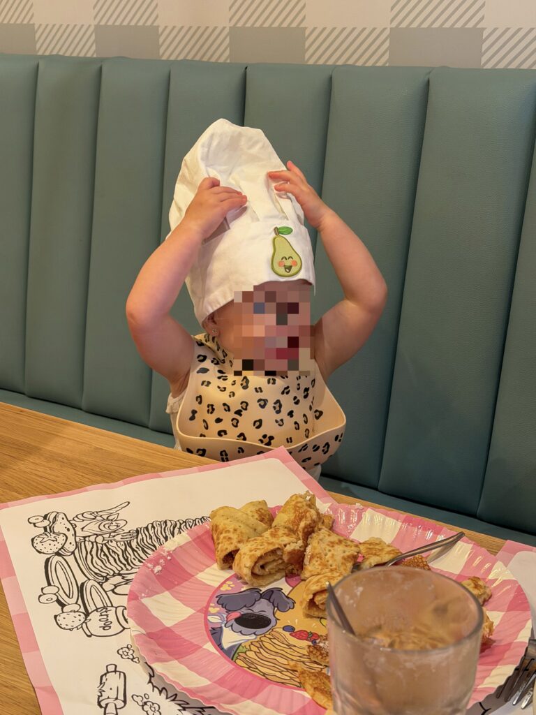 Jaylynn met koksmuts op haar hoofd