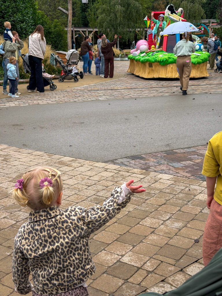 Jaylynn zwaait naar de parade