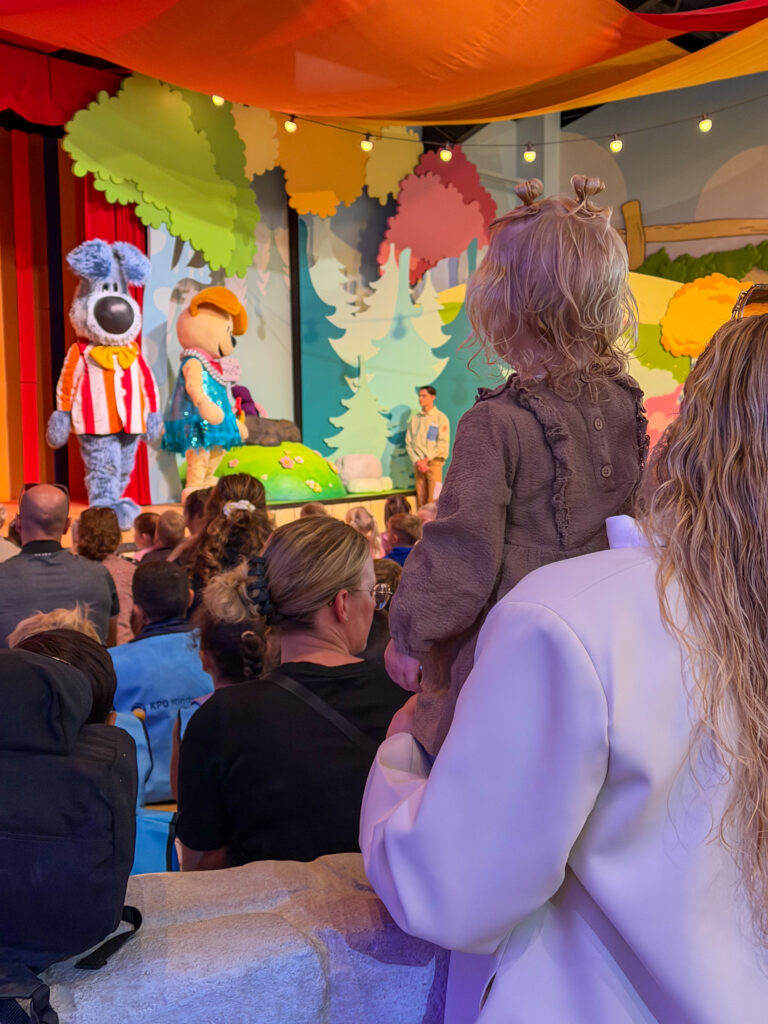 naar woezel en pip show kijken