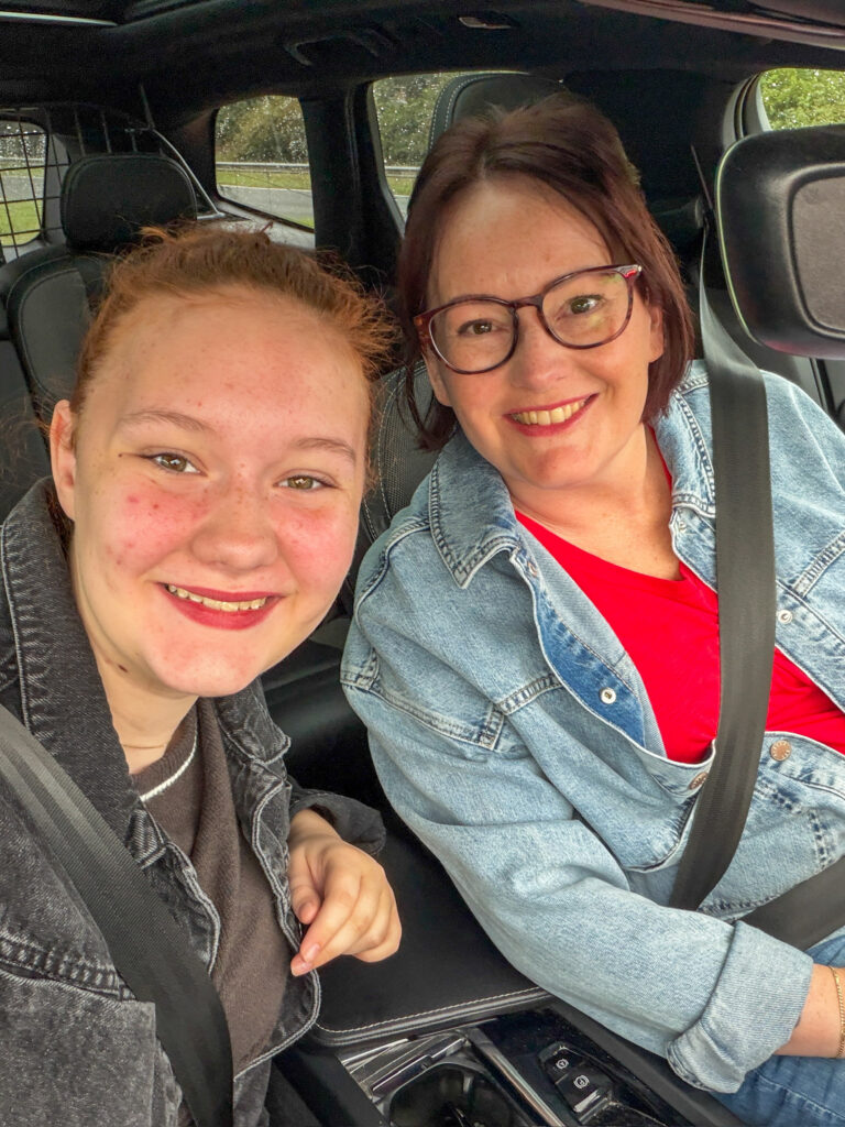 Marie-louise en Amaramthe in de auto
