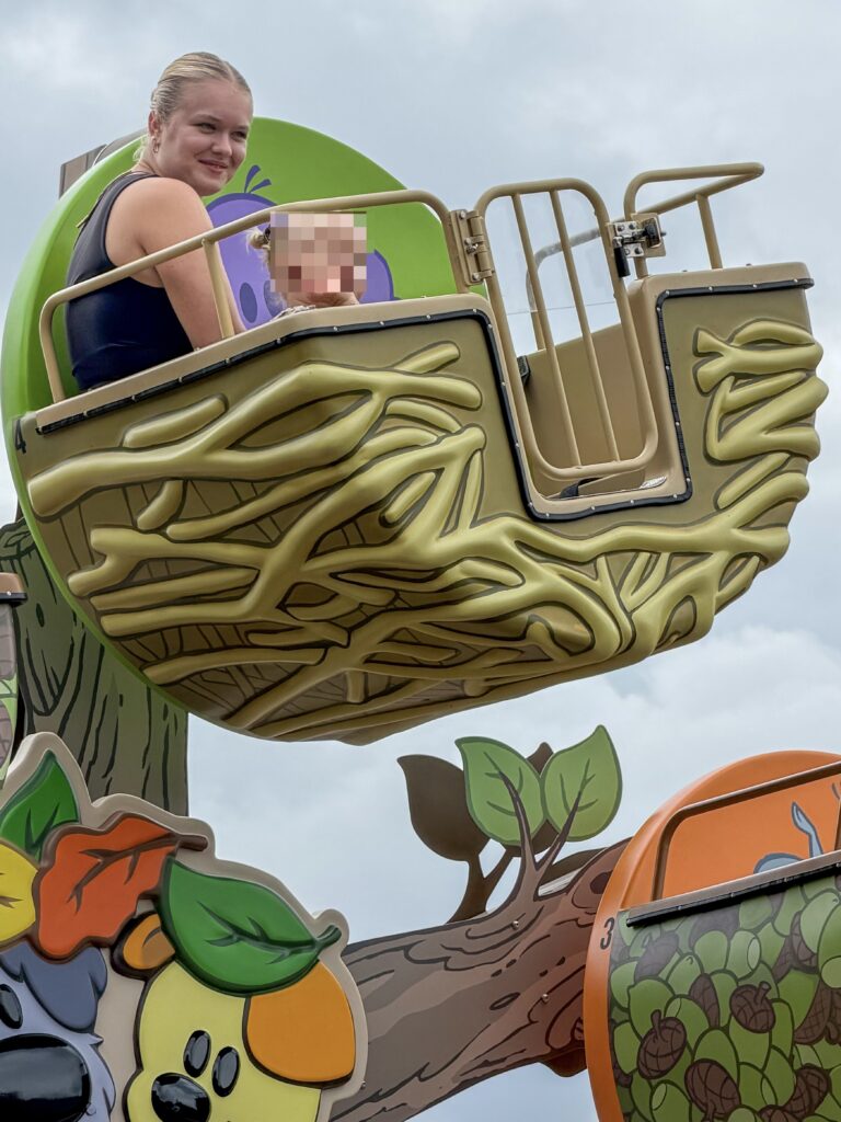 Sjoera en Jaylynn in het boswiel