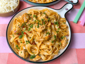Romige pasta met kip, één van onze 15 kindvriendelijke recepten voor het avondeten