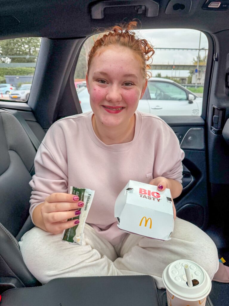 Amaranthe eet frietjes in de auto
