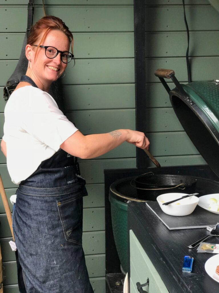 Marie-Louise achter de bbq