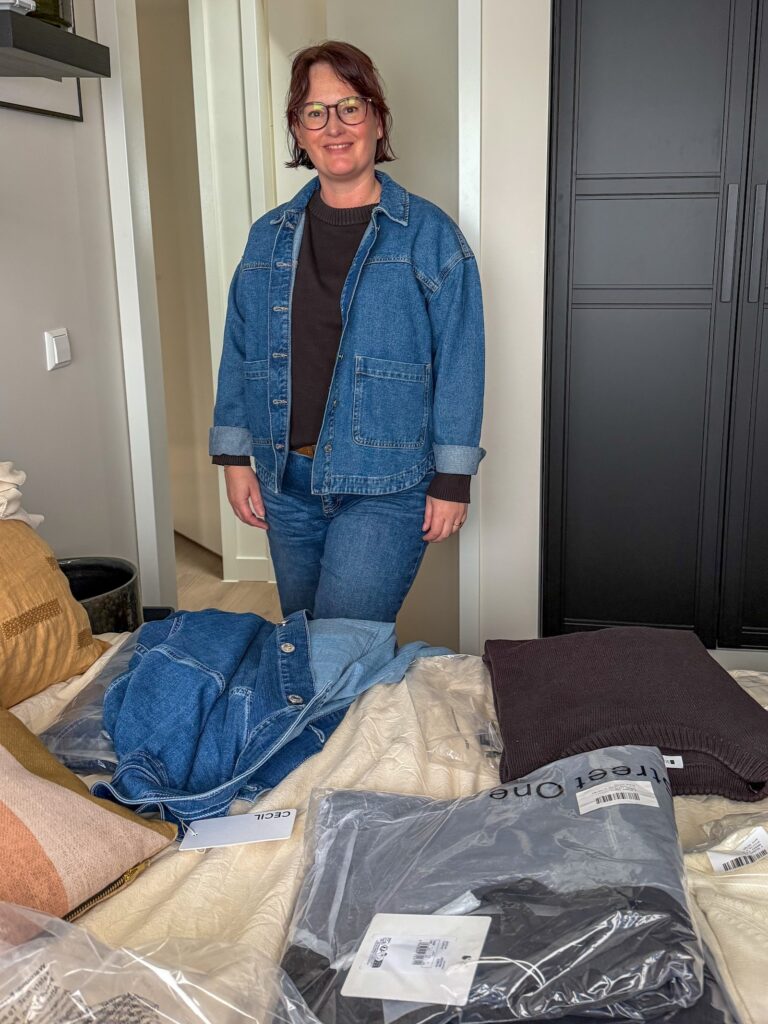 Marie-Louise past kleding in de slaapkamer