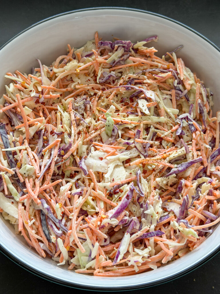 Coleslaw van witte kool, rode kool en wortel