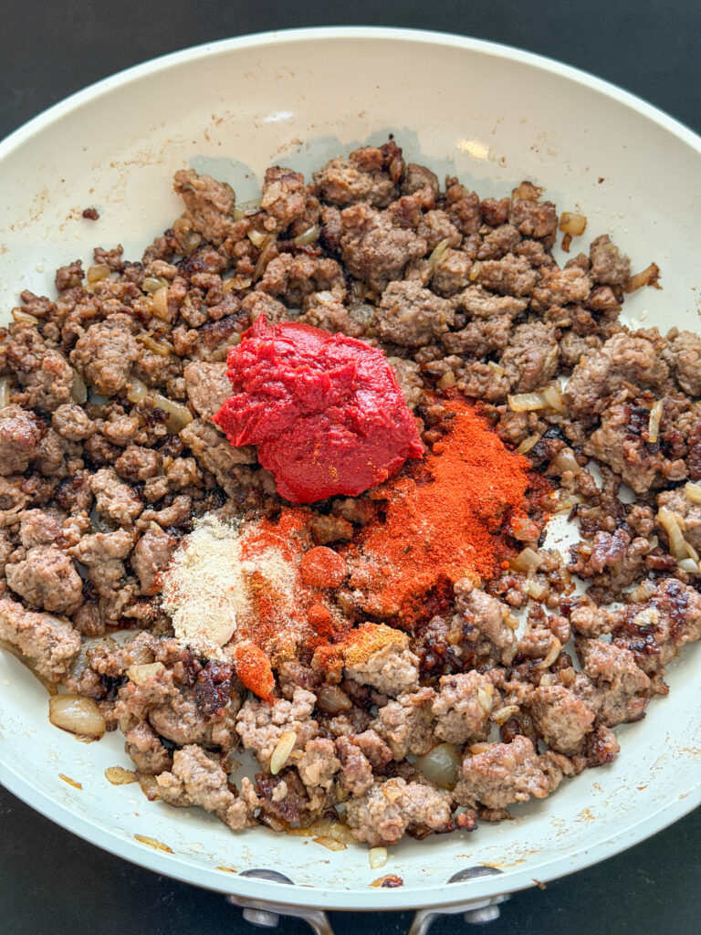 Rundergehakt met ui, tomatenpuree en kruiden voor een sloppy joe