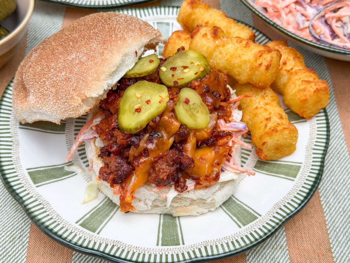 sloppy joe recept met kruidig rundergehakt, gesmolten cheddar, coleslaw en aardappelkroketjes