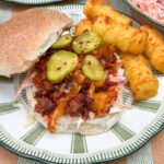 sloppy joe recept met kruidig rundergehakt, gesmolten cheddar, coleslaw en aardappelkroketjes