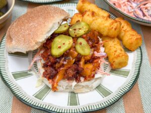 sloppy joe recept met kruidig rundergehakt, gesmolten cheddar, coleslaw en aardappelkroketjes