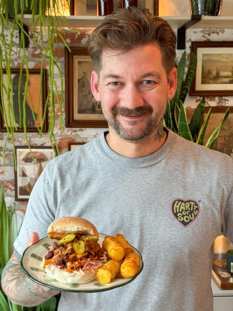Jan Willem met een zelfgemaakte Sloppy Joe, coleslaw en aardappelkroketjes