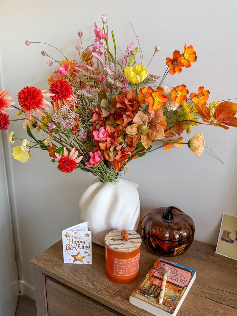 Herfst bloemen boeket in witte vaas