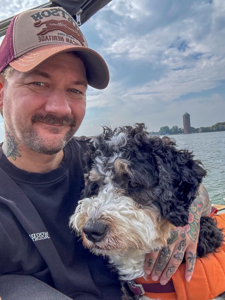 Jan Willem selfie met hond Legend op de boot