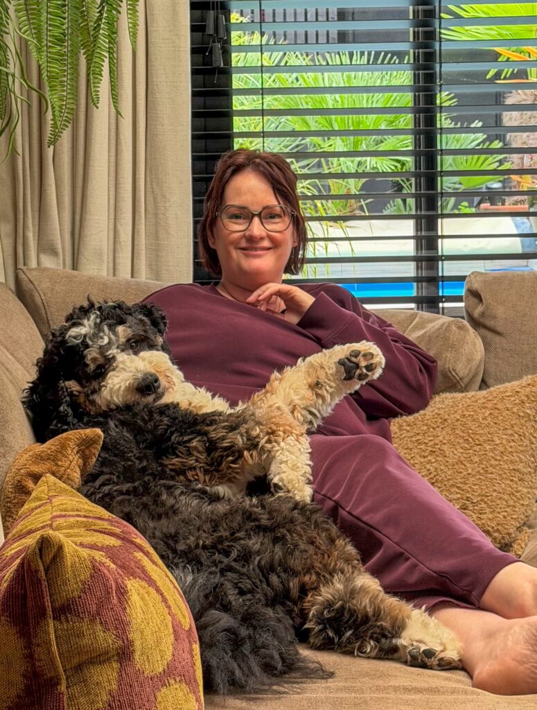 Marie Louise knuffelt met hond legend