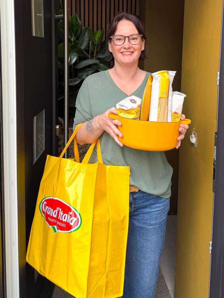 Marie Louise krijgt pasta pakket aan de deur