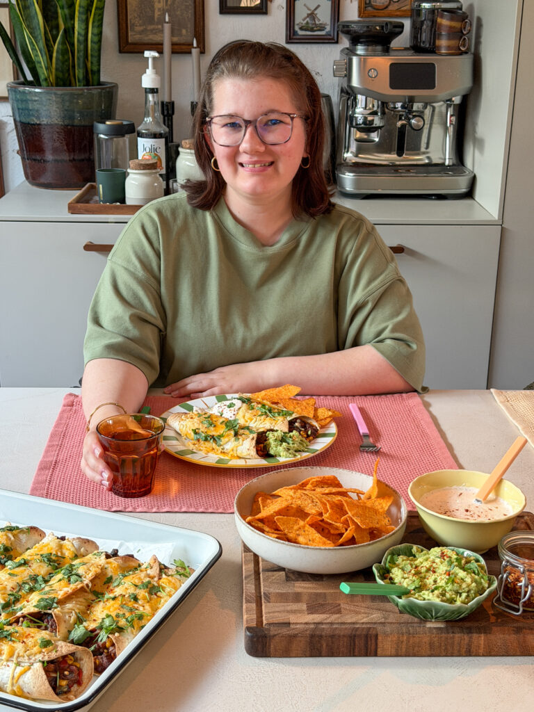 Beaudine eet Mexicaanse wraps uit de oven aan eettafel