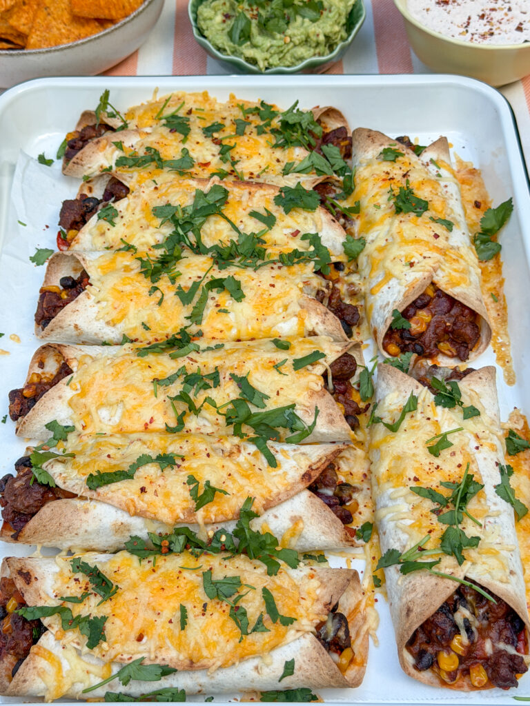 Mexicaanse wraps met gehakt en bonen uit de oven met gesmolten kaas