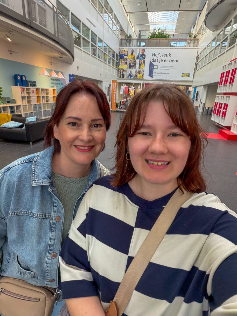 Beaudine en Marie Louise selfie Ikea