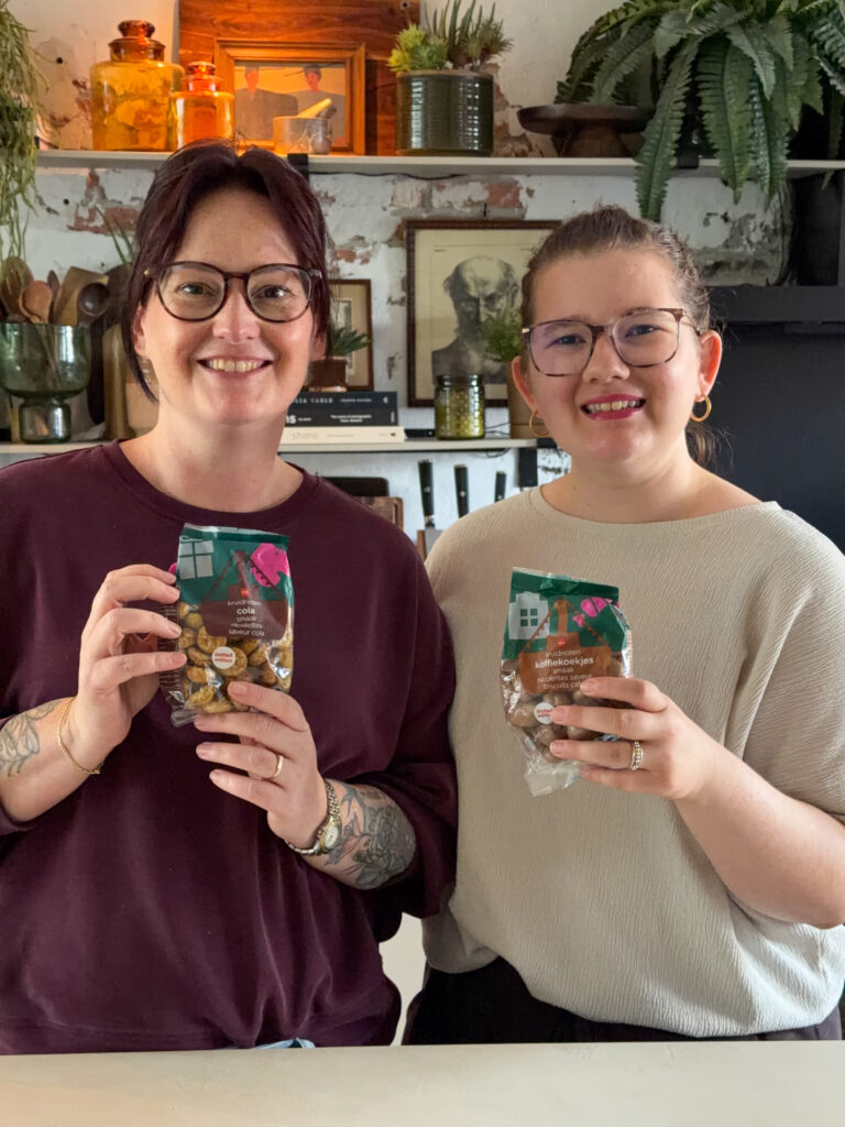 Beaudine en Marie Louise houden pepernoten vast