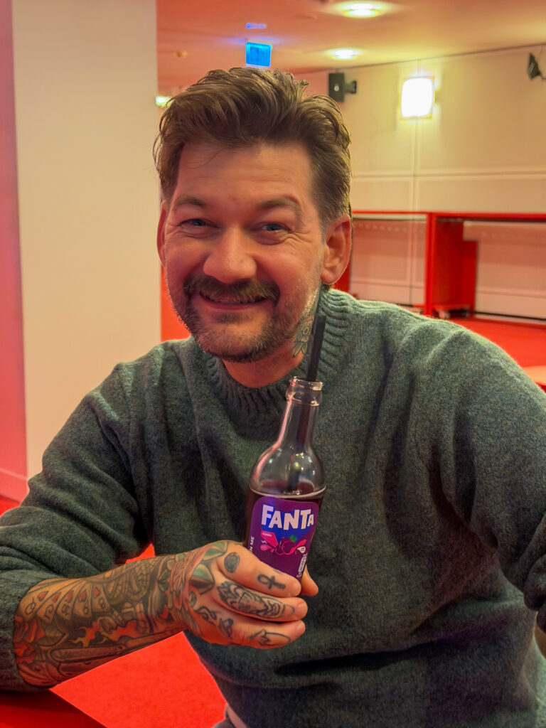 Jan Willem drinkt cassis