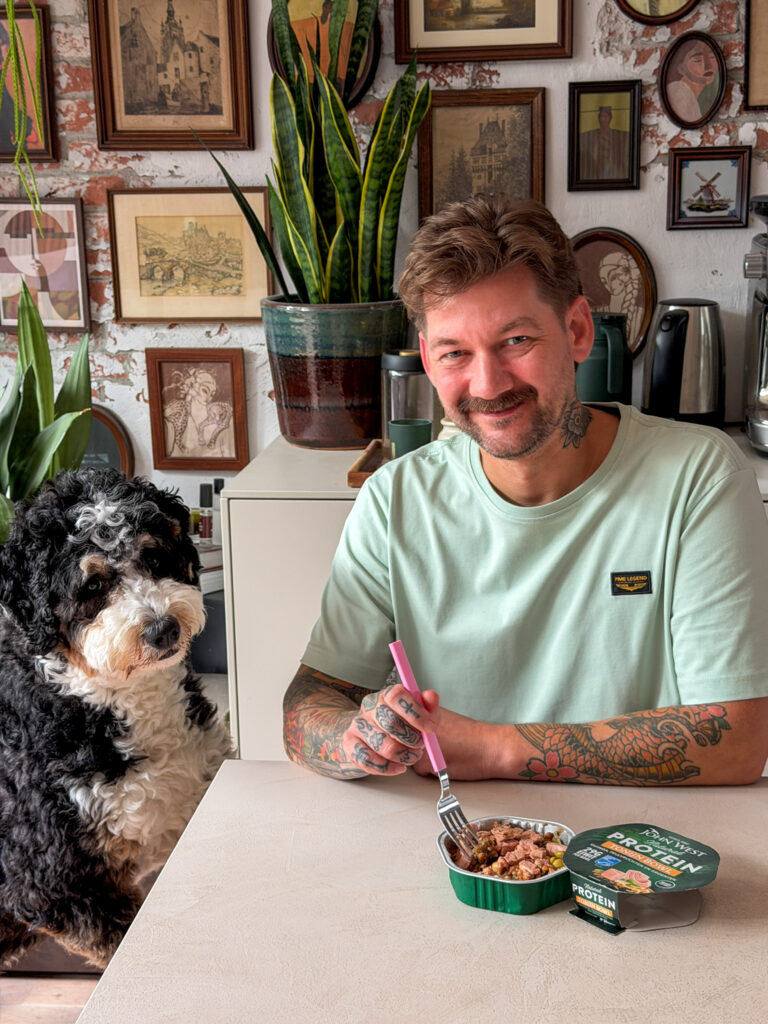 Jan Willem eet tonijn