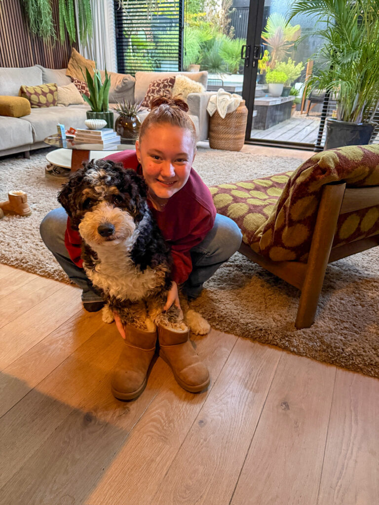 hond Legend past de schoenen van Amaranthe
