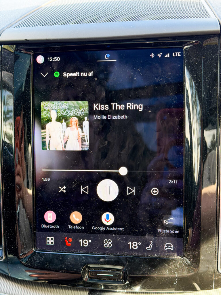 muziek luisteren in de auto