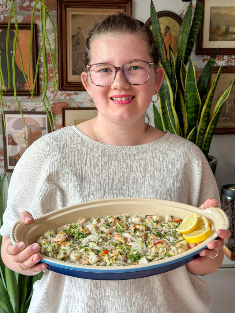Beaudine met een schaal zeevruchten in roomsaus met prei en citroen