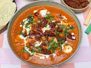 Een kom tortellinisoep, een van onze 10 makkelijke soep recepten voor de herfst
