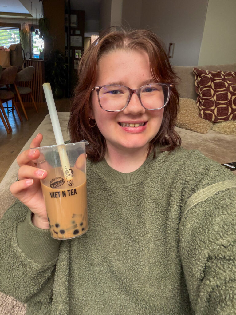 Beaudine houdt bubble tea vast