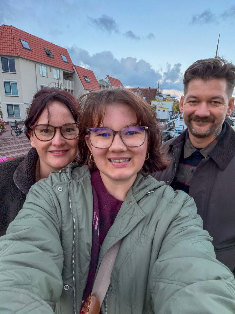 Beaudine, marie-Louise en Jan Willem maken selfie buiten