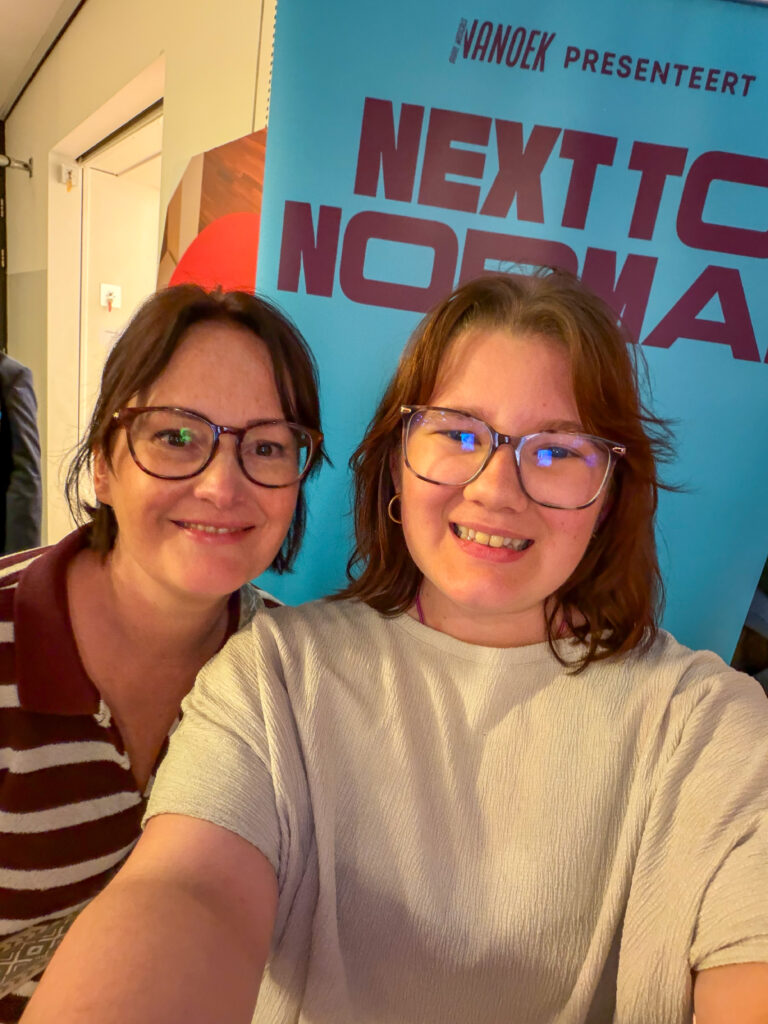 Beaudine en Marie-Louie selfie in theater