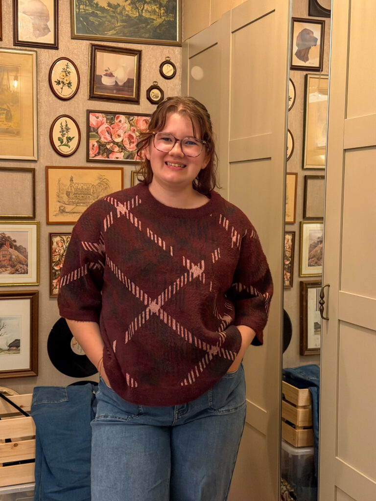 Beaudine past nieuwe kleding in slaapkamer